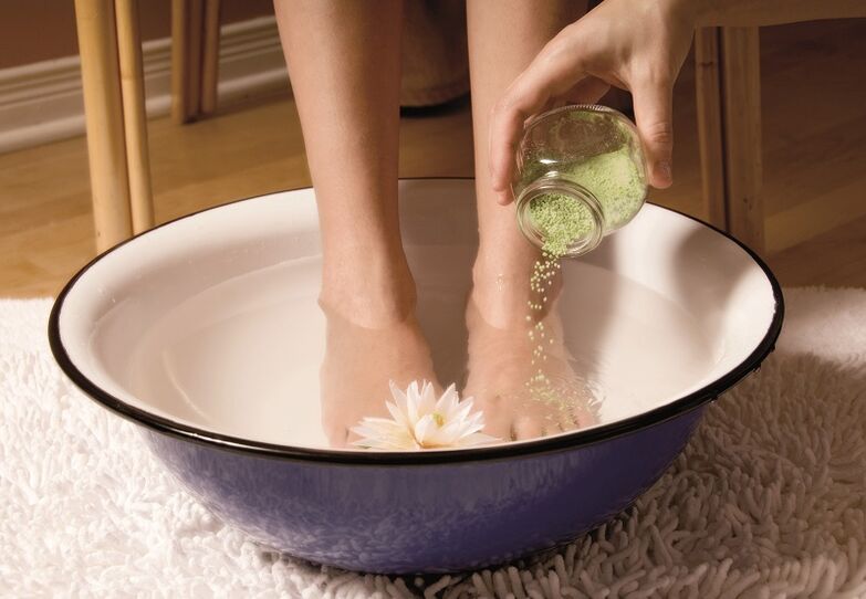 Bath for the treatment of fungi on the toes